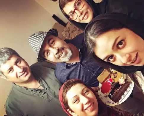عکس جشن تولد رضا عطاران در کنار همسرش و ترانه علیدوستی