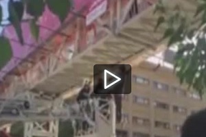 مردی در پل میرداماد تهران خود را دار زد+ فیلم(+18)