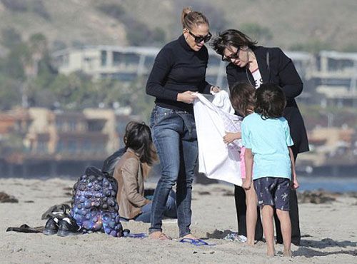 جنیفر لوپز و بچه هایش در کنار ساحل (عکس)