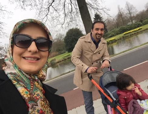 مجری تلویزیون و همسرش در حال قدم زدن در کشور هلند! عکس