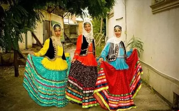 رقص و پایکوبی دختران شمالی با آهنگ و لباس سنتی در یک مدرسه در گیلان غوغا به پا کرد +فیلم