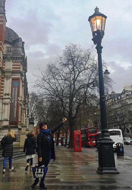 الناز شاکردوست در یک روز بارانی در لندن! +تصاویر