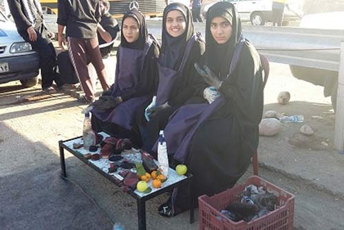 کار جالب این سه دختر ایرانی در راهپیمایی اربعین + عکس